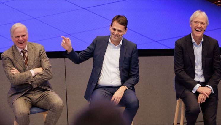 크리스토프 푸케 ASML CEO(사진 가운데)와 피터 베닝크 전 CEO(사진 오른쪽), 마흐텅 반덴브링크 최고기술책임자(CTO)의 모습(사진출처=푸케 CEO의 SNS)