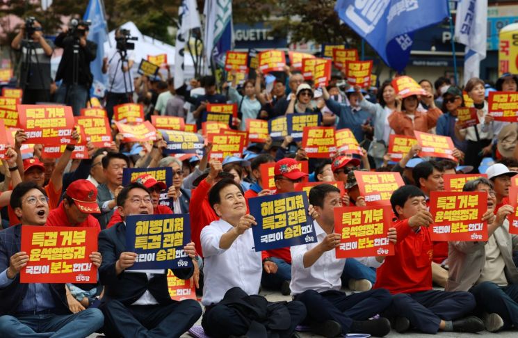 8일 전북대학교 앞 대학로에서 열린 '해병대원 특검법 관철을 위한 도민대회'에서 전북지역 더불어민주당 국회의원과 당원, 시민들이 구호를 외치고 있다. [이미지출처=연합뉴스]