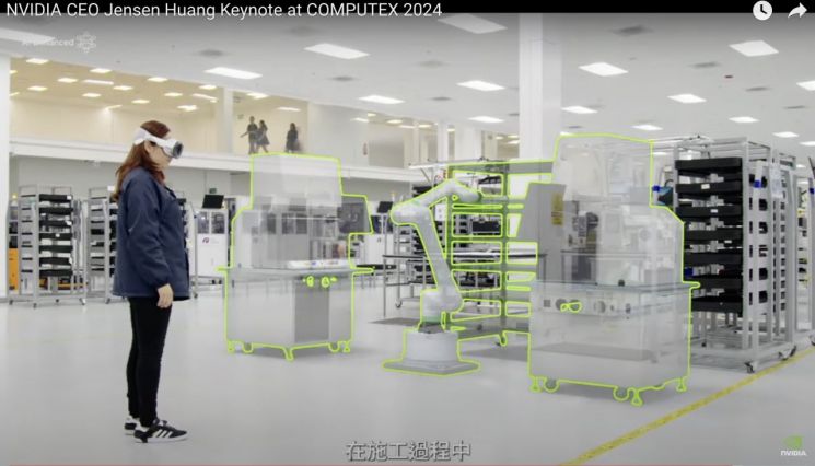 젠슨 황의 컴퓨텍스2024 키노트에 등장한 애플 비전프로 사용 모습.