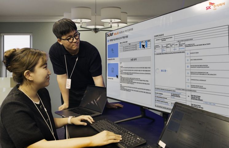 SK C&C 구성원들이 엔터프라이즈 AI 솔루션 '솔루어(Solur)'를 활용한 '생성형 AI 의약품 이상사례 보고서' 데모 버전을 시연하고 있다. [사진=SK C&C]