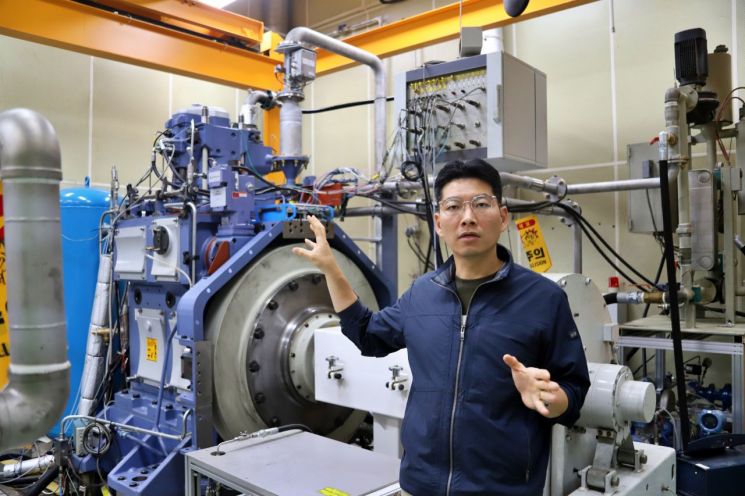 기계연 박철웅 책임연구원이 선박용 MW급 LNG-암모니아 혼소 엔진 연소 기술에 대해 설명하고 있다. 사진=기계연