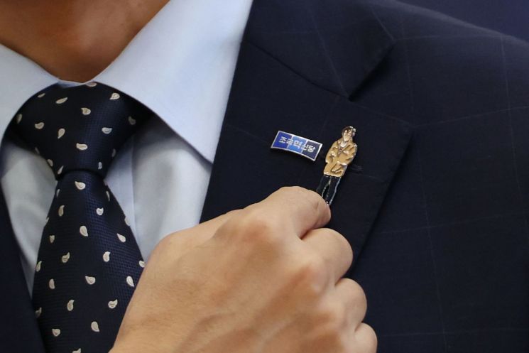 조국혁신당 조국 대표가 제37주년 6·10민주항쟁 기념일인 10일 오후 서울 여의도 국회에서 홍철호 대통령실 정무수석의 예방을 받기에 앞서 취재진에게 고 박종철 열사의 모습으로 제작한 배지를 소개하고 있다. [사진출처=연합뉴스]