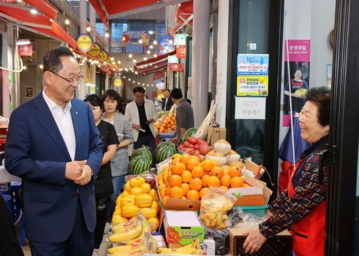 (좌측)명현관 해남군수가 매일시장 아시장을 찾아 상니들과 대화를 나누고 있다. [사진제공=해남군]