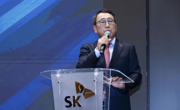 유영상 SKT CEO가 10일 본사 수펙스홀에서 열린 IEEE 마일스톤 수여식에서 환영사를 하고 있다.[사진 제공=SKT]