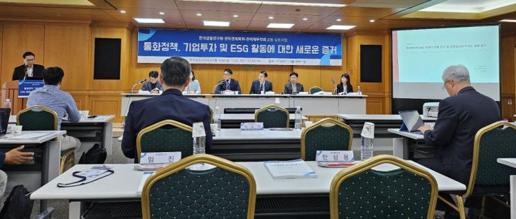 한상용 한국금융연구원 연구위원이 ‘보험회사의 ESG 경영이 위험 추구 및 경영성과에 미치는 영향 분석’을 주제로 10일 발표하고 있다. [사진=전영주 기자]