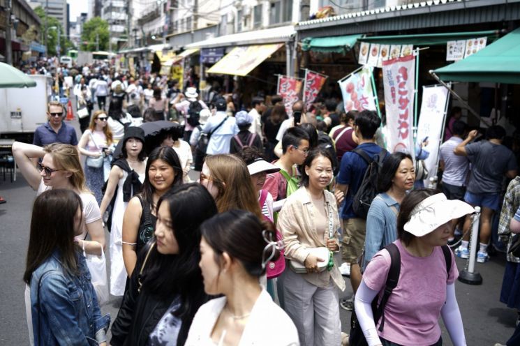 일본 츠키지 장외시장이 방문객들로 붐비고 있다. [이미지출처=AP연합뉴스]
