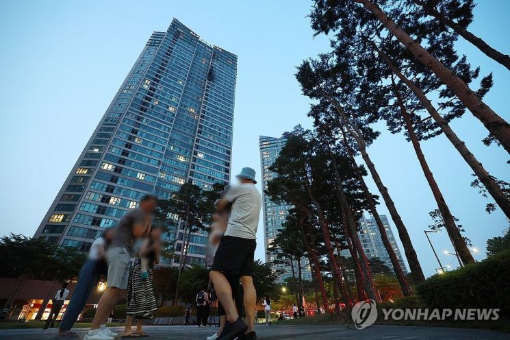 서울 용산구 고층 아파트서 화재…100분 만에 진압