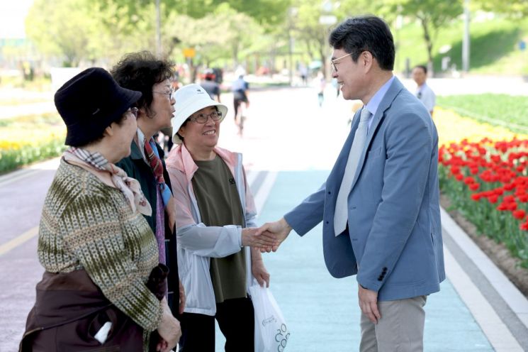 주민들과 인사하는 정원오 성동구청장