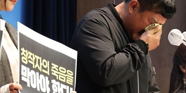 ‘검정고무신’ 고 이우영 작가 동생 이우진 작가가 3월27일 국회 기자회견에서 눈물을 흘리고 있다. [사진 = 연합뉴스]