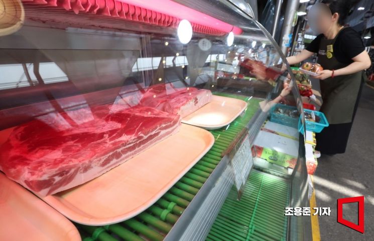 식비 부담이 일상생활 전반에 직접적인 영향을 미치고 있음을 보여준다. 엥겔계수(전체 소비에서 식비 비중) 역시 30%를 넘어서며 1990년대 이후 최고 수준을 기록했다. 조용준 기자