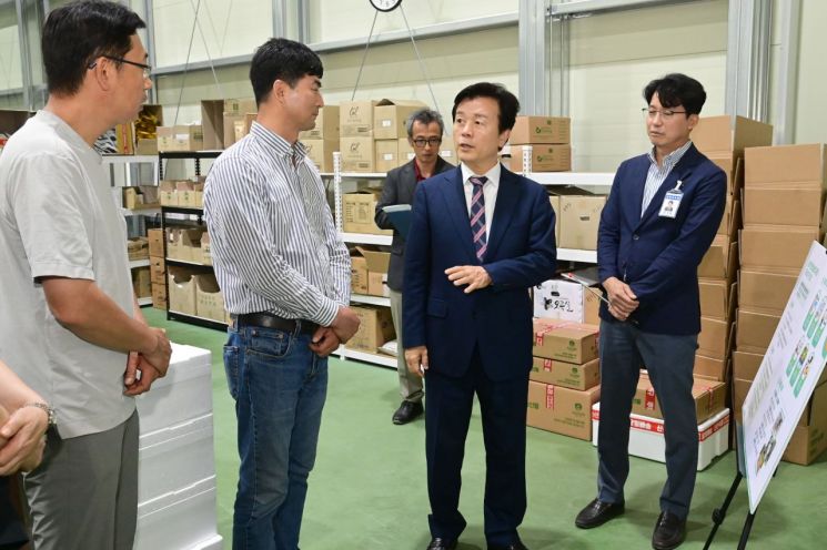 조규일 시장이 임산부 친환경 농산물 꾸러미 지원사업 현장 점검을 하고 있다.