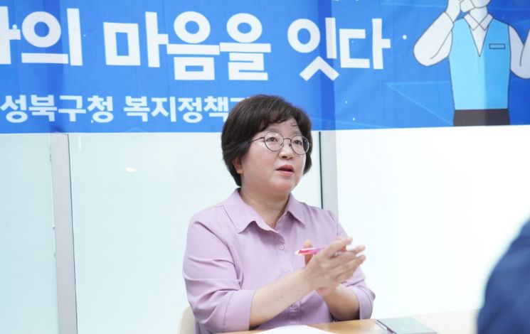 성북구청이 진행한 '제2회 성북 정책오디션'에서 최우수상을 받은 조연희 복지정책과 팀장은 “함께 고민하고 작업을 도와준 부서 직원들과 업무 관련 타부서 직원들에게도 감사의 말씀을 전하고 싶다”고 했다. 성북구 제공.