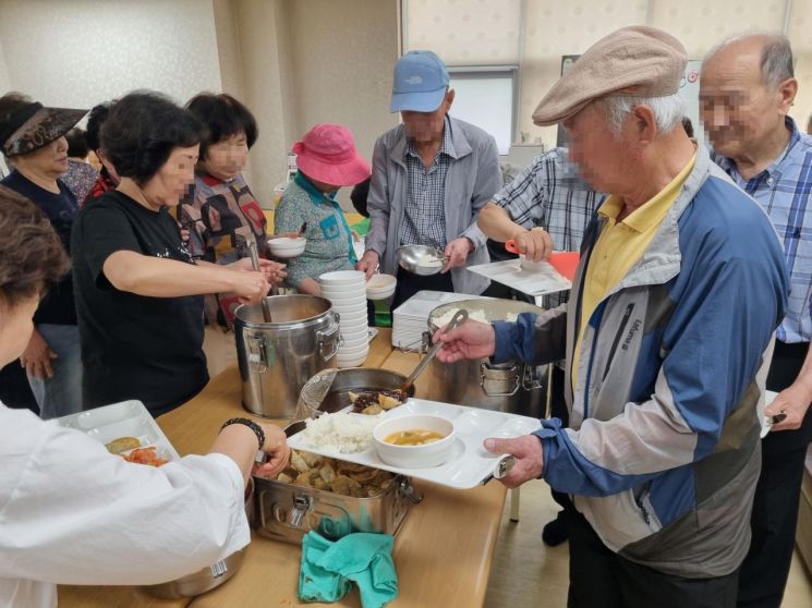 지난 11일 오후 12시께 서울 금천구 독산동의 감로천 경로당에서 어르신들이 음식을 받기 위해 줄을 서 있다.[사진=심성아 기자]