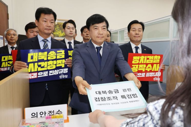 이성윤 더불어민주당 의원(가운데)/사진=연합뉴스
