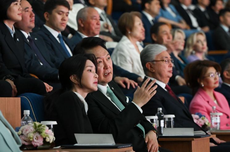 尹대통령 부부, 카자흐 대통령과 문화공연 관람…송일국이 사회