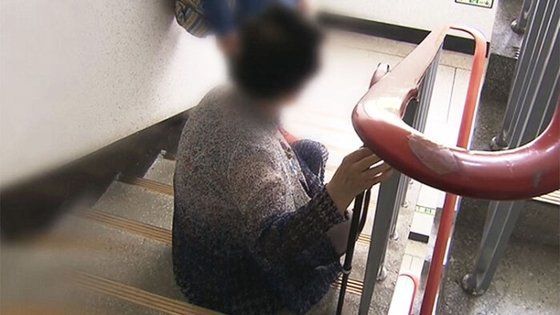 12층에 거주 중인 한 주민이 걸어서 계단을 오르내리고 있다. [이미지출처=SBS]