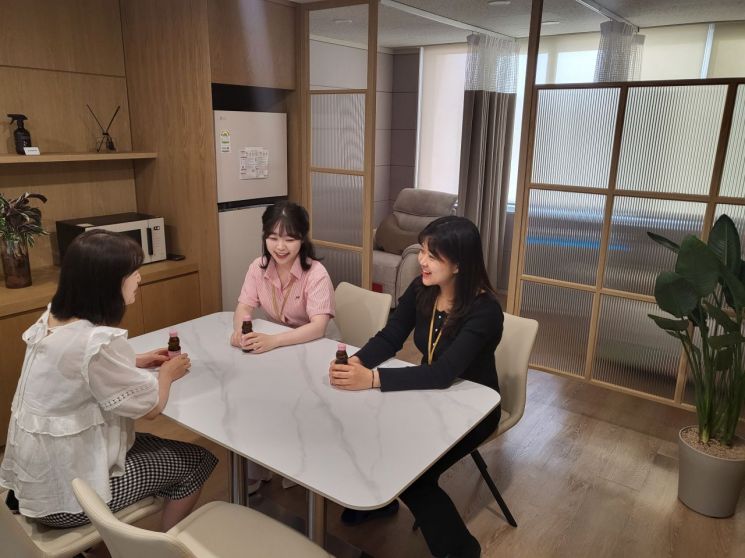 최근 리모델링 공사를 마친 태광산업 여성휴게실에서 직원들이 담소를 나누고 있다. [사진제공=태광그룹]