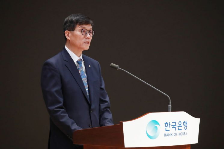 이창용 한국은행 총재가 12일 오전 서울 중구 한국은행에서 한국은행 창립 제74주년 기념사를 낭독하고 있다.(사진제공 : 한국은행)