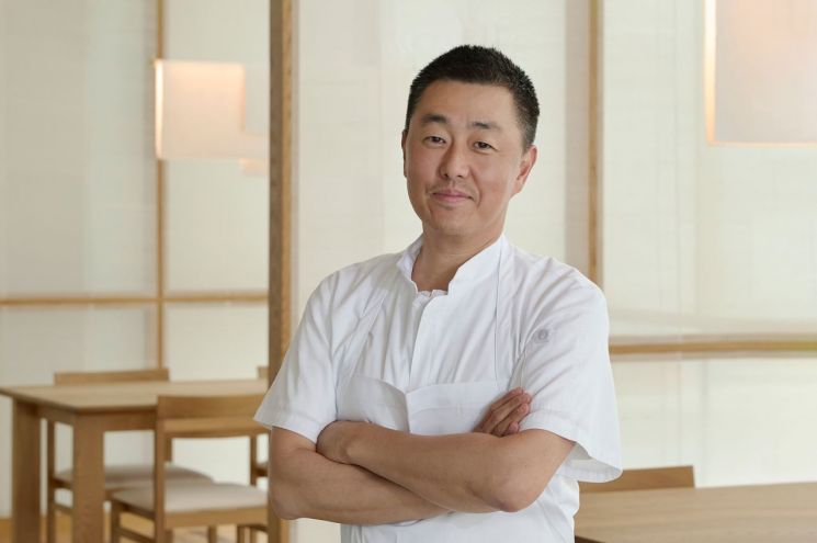 현대차그룹이 싱가포르 스마트공장 내에 오픈한 한식 레스토랑 나오의 대표 셰프 코리 리[사진=현대차그룹]