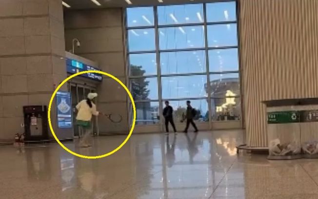 인천공항 출입구에서 테니스를 치고 있는 커플. [사진=인스타그램 갈무리]