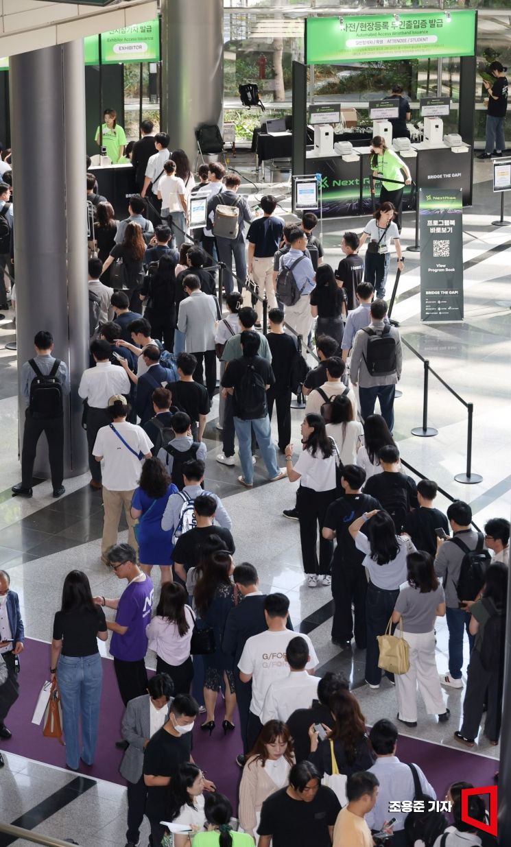 지난해 6월13일 서울 삼성동 코엑스에서 개최된 넥스트라이즈 2024 수출 스타트업 박람회를 찾은 많은 관람객들이 입장을 기다리고 있다. 넥스트라이즈는 한국에서 가장 큰 규모의 단일 벤처·스타트업 행사로 참가자들이 네트워크를 형성하고 혁신을 선보이는 스타트업 축제의 장이다. 사진=조용준 기자 jun21@