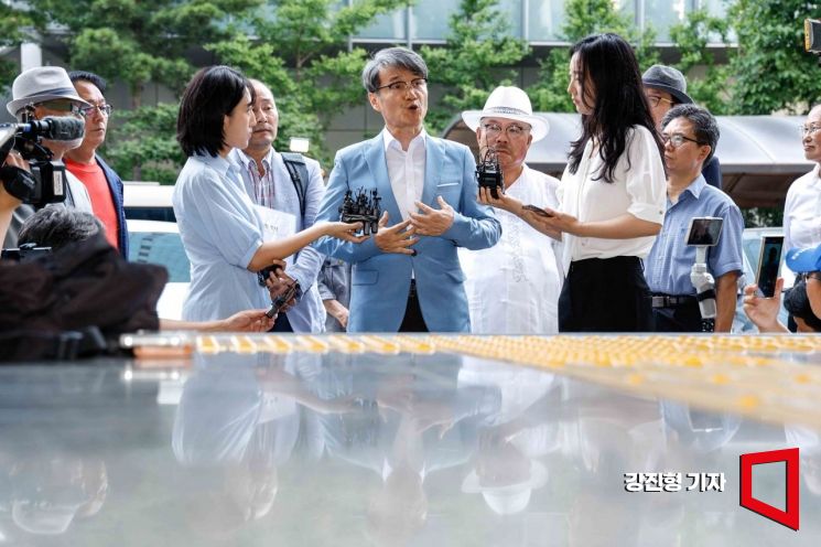 검찰, ‘명품백 의혹’ 김 여사 불기소 처분…“수사팀 전원 일치 의견”