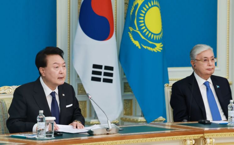 카자흐스탄을 국빈 방문 중인 윤석열 대통령이 12일(현지시간) 카자흐스탄 아스타나 대통령궁에서 카심조마르트 토카예프 카자흐스탄 대통령과 한·카자흐스탄 정상회담을 마친 뒤 공동언론발표에 참석해 발언하고 있다. [이미지출처=연합뉴스]