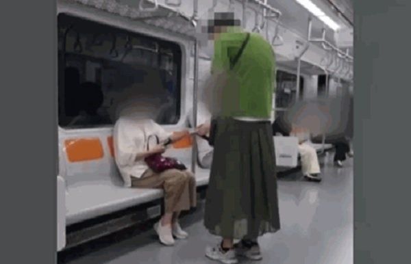 여장을 한 거구의 남성이 여성 승객에게 돈을 갈취하고 있는 모습. [사진=JTBC '사건반장' 갈무리]