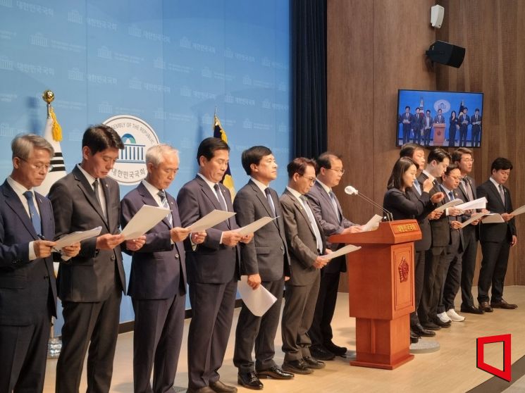 더불어민주당 정치검찰 사건 조작 특별대책단(민형배 단장)이 13일 오전 국회 소통관에서 기자회견을 하고 있다. / 사진=오지은 기자 joy@