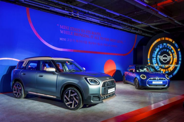 New Mini Countryman (left) and New Mini Cooper Electric Vehicle<br>[Photo by BMW Group Korea]