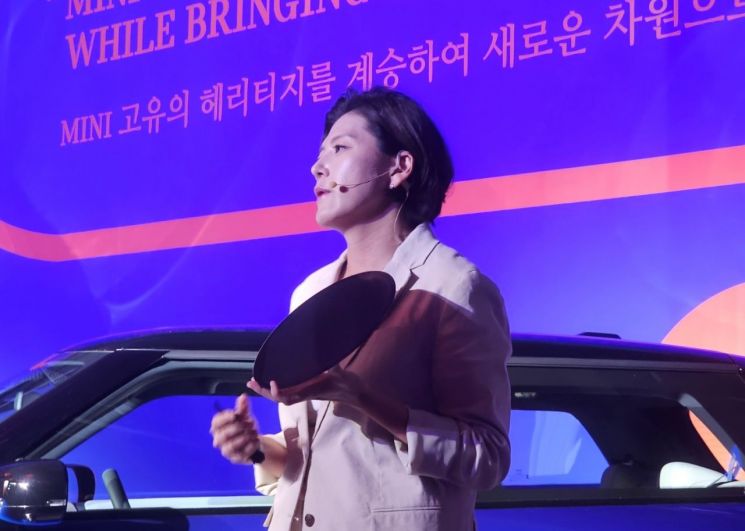 임지수 삼성디스플레이 프로가 13일 서울 성동구 에스팩토리 기자간담회에서 신형 미니 컨트리맨 출시 행사에서 원형 디스플레이의 실물을 소개하고 있다.[사진출처:연합뉴스]