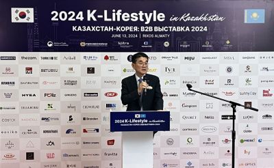 코트라(KOTRA)가 13일(현지시간) 카자흐스탄 알마티 릭소스 호텔에서 개최한 '2024 K-라이프스타일 인 카자흐스탄'에서 전춘우 코트라 부사장이 개막사를 하고 있다.[사진제공=코트라]