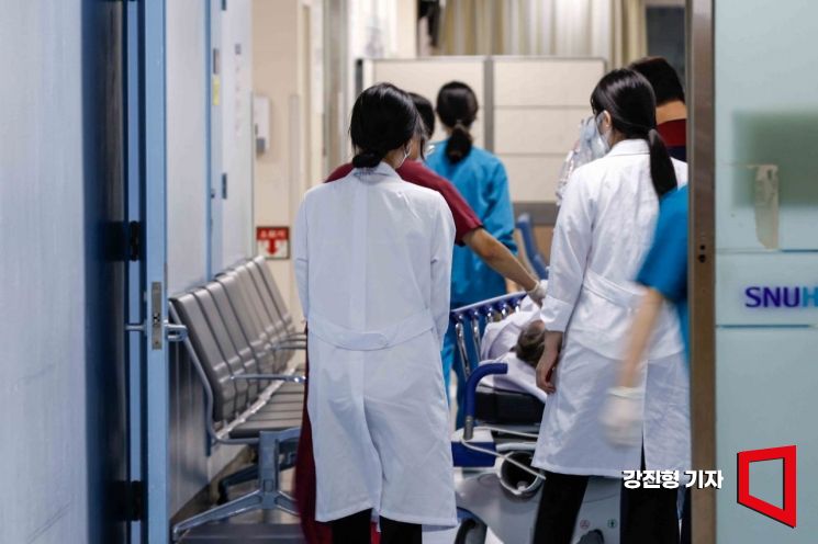 서울 한 병원에서 한 의료관계자들이 이동하고 있다. [사진=강진형 기자]