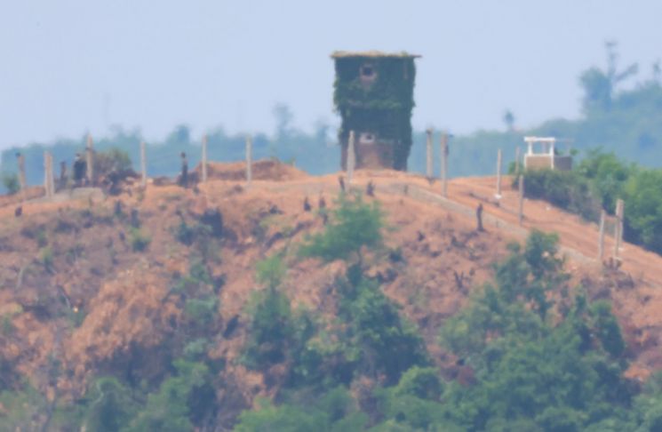 북한군, DMZ서 담벼락 설치·도로 작업 동향 포착 