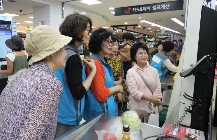 "천천히 하셔도 괜찮아요"...송파구 ‘느린 키오스크 캠페인’ 시작