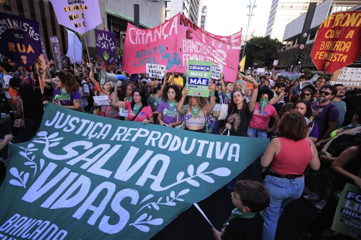 "강간범보다 피해자 낙태 형량이 높다니" 브라질 여성계 분노 