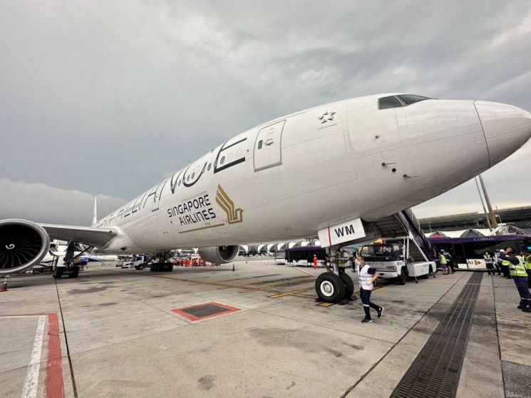 지난달 21일(현지시간) 난기류를 만나 태국 방콕 국제공항에 비상 착륙한 영국 런던발 싱가포르항공 SQ321편 여객기 모습. [사진=연합뉴스]