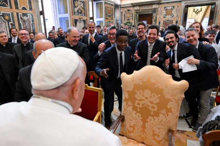 전세계 코미디언 앞에서 농담한 교황…"나도 웃긴 사람 되게 해달라고 기도했다"