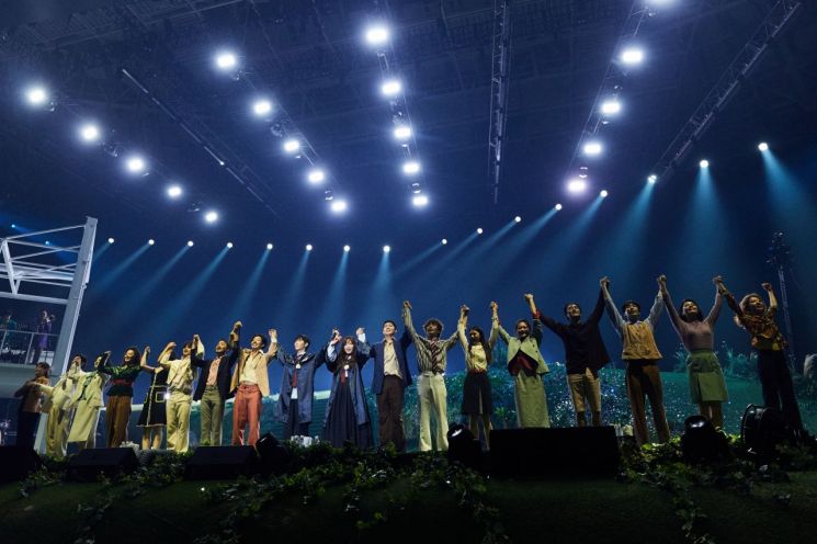 악뮤(AKMU)가 16일 서울 올림픽공원 KSPO DOME에서 '2024 AKMU 10주년 콘서트 [10VE]'를 열고 무대를 선보이고 있다. [사진제공 = YG엔터테인먼트]