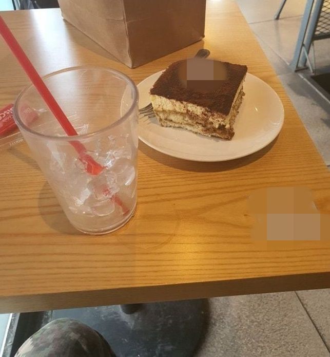 카페 들른 군인에 다가간 여성, 갑자기 케이크 주며 한 말