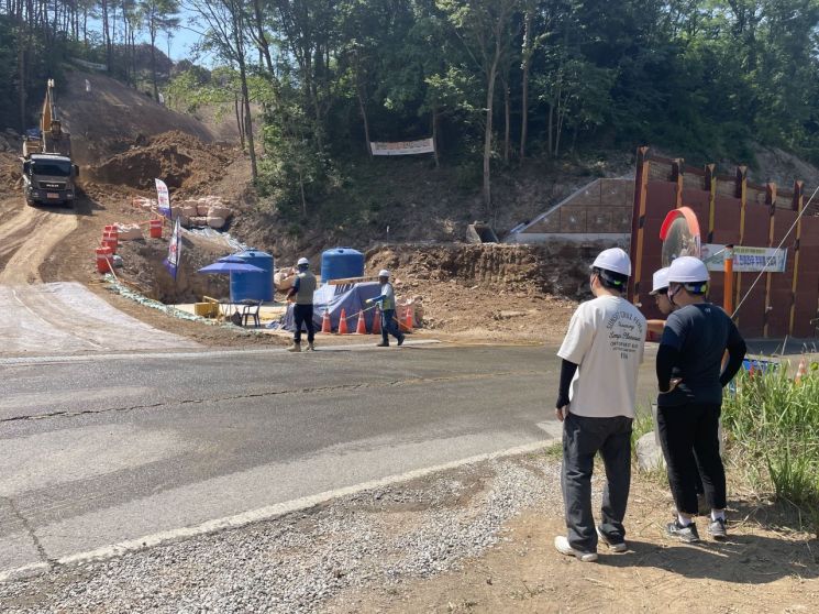 장마철 대비 산지전용과 토석 채취 허가지를 점검하는 영덕군.
