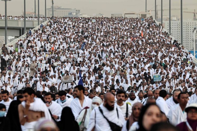 16일(현지시간) 이슬람 최고 성지인 사우디아라비아 메카 인근 미나에 정기 성지순례 인파가 몰려 있다.