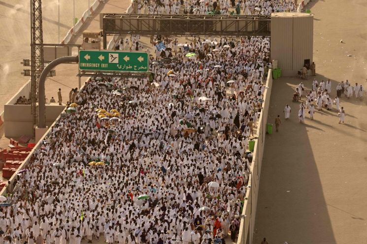 지난 16일(현지시간) 이슬람 최고 성지인 사우디아라비아 메카 에 이슬람 순례 인파가 몰려있는 모습. [이미지출처=연합뉴스]