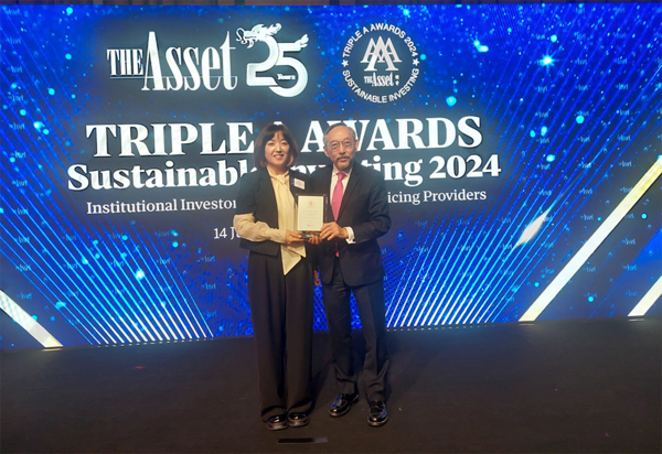 국민연금은 14일(현지시간) 디 에셋(The Asset)이 홍콩에서 주최한 ‘2024 Triple A Sustainable Investing Award for Institutional Investors, ETFs and Asset Servicing’에서 ‘올해의 연기금 투자자상’을 받았다.[사진제공=국민연금]