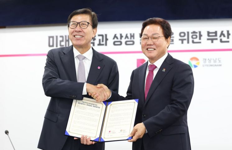 박완수 경남도지사(오른쪽)와 박형준 부산시장이 행정통합과 남부권 핵심 성장거점 도약을 위한 공동합의문 채택 후 악수를 나누고 있다. [사진제공=경남도청]