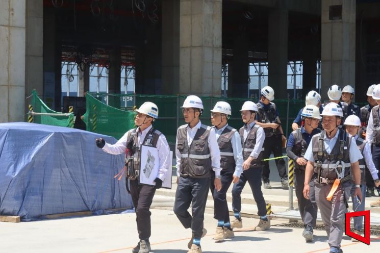 김승모 한화 건설부문 대표이사는 지난 13일 부산 오시리아 메디타운 공사현장에서 임직원들과 함께 여름철 폭염과 장마 대비 안전점검을 실시했다.