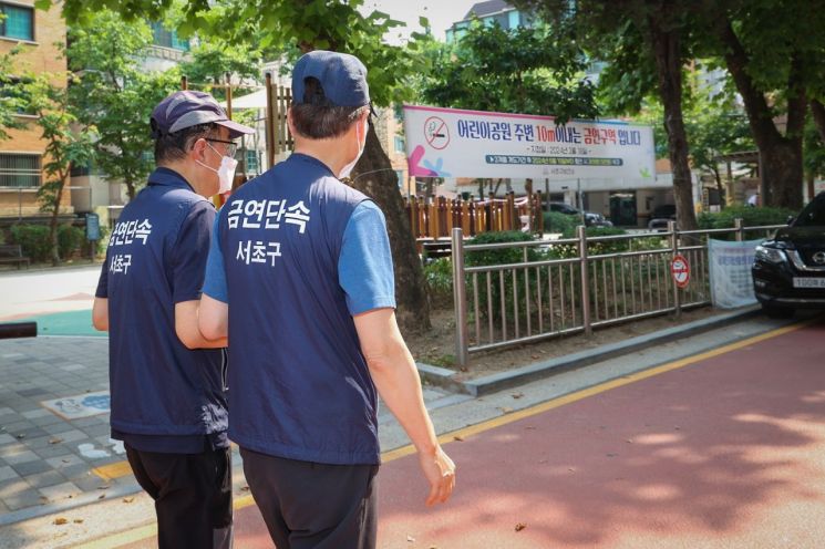 이달 19일부터 시행하는 서초구 어린이공원 경계 10m 이내 금연구역 단속에 앞서 금연단속원들이 공원 주변을 순찰하고 있다. 서초구 제공.