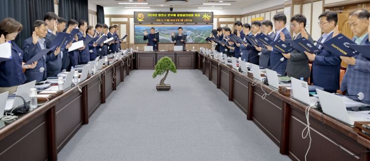 합천군수,부군수, 국장 등 간부 공무원 31명이 참석한 가운데 청렴 결의문을 낭독하고 있다.