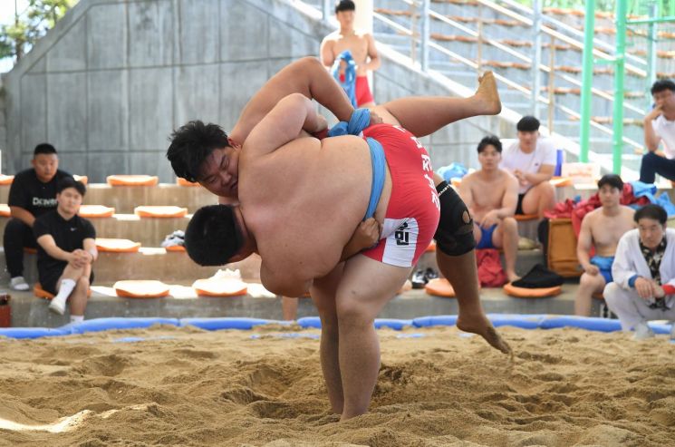 거창군 씨름협회의 주관 거창스포츠파크 씨름장에서 제105회 전국체육대회의 출전권을 확보하기 위해 도내 86명의 선수단이 참가해 열띤 경쟁을 펼치고 있다.