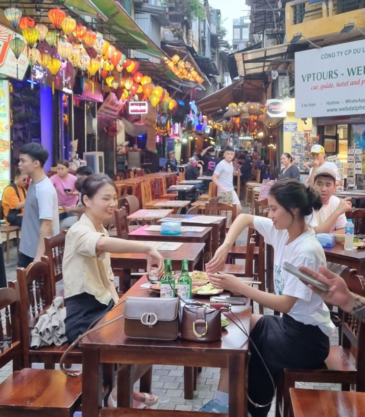 베트남 하노이 따히엔 맥주거리에서 현지인들이 소주를 즐기고 있다.[사진=구은모 기자]